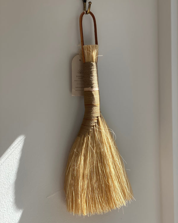 TAMPICO SMALL BRUSH - NATURAL/PINK