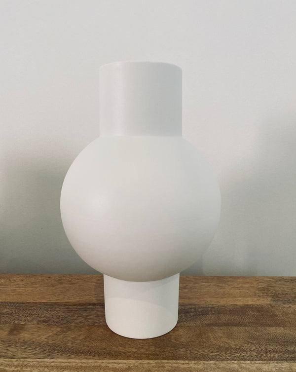 MATT WHITE VASE MEDIUM